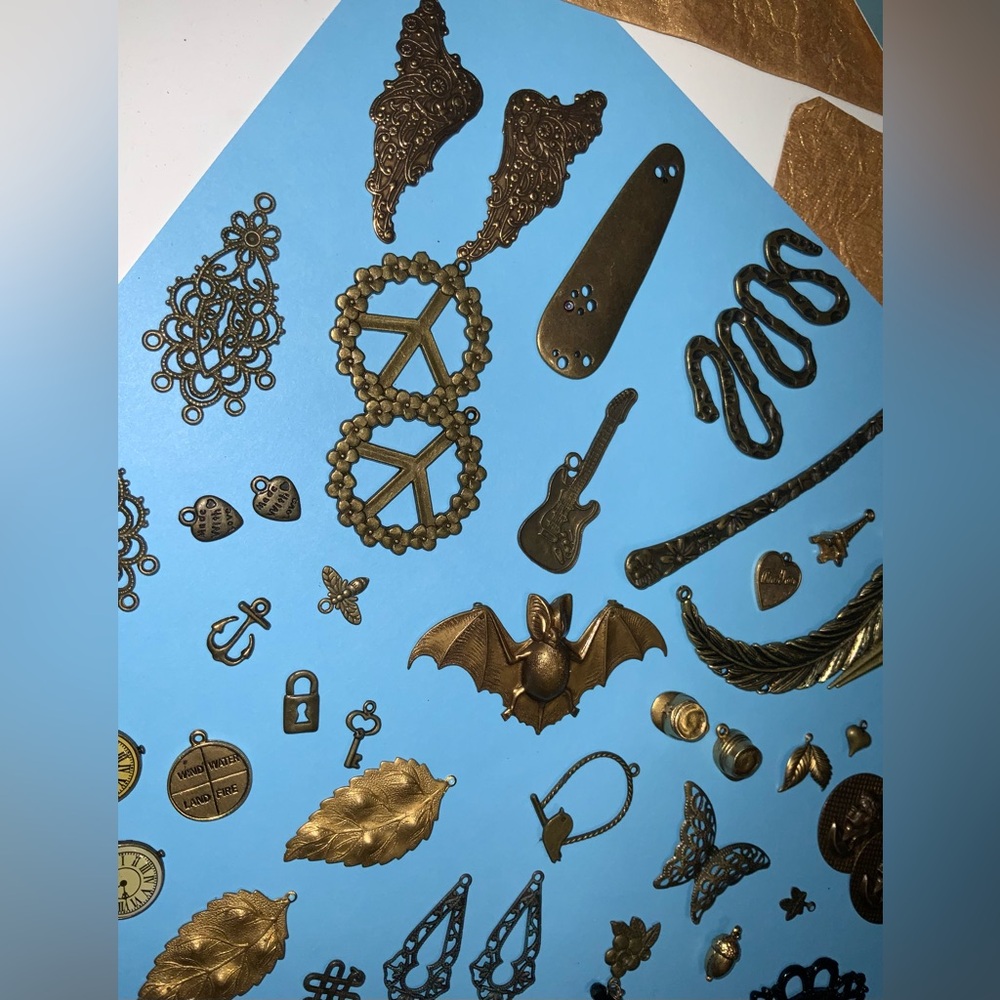 Huge Assorted Lot of Gold and Antique Bronze Pendant & Charms Collection - Lot 1 - Picture 6 of 16